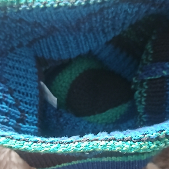 Blue and Green Knitted Shoulder Bag with Bucket Shape and Distinctive Pattern - Picture 3 of 3